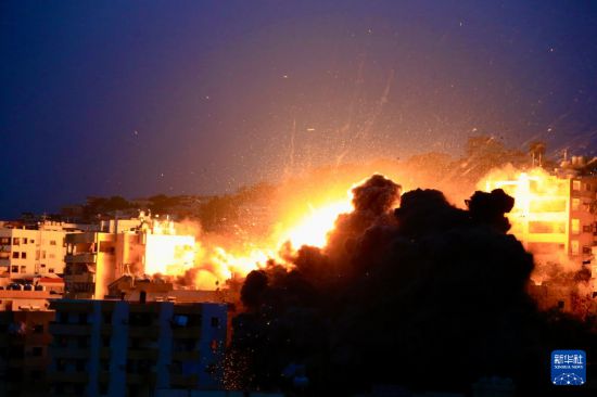 这是1月21日拍摄的以色列对黎巴嫩南部盖纳里特镇袭击的画面。 新华社发(阿里·哈希绍摄)