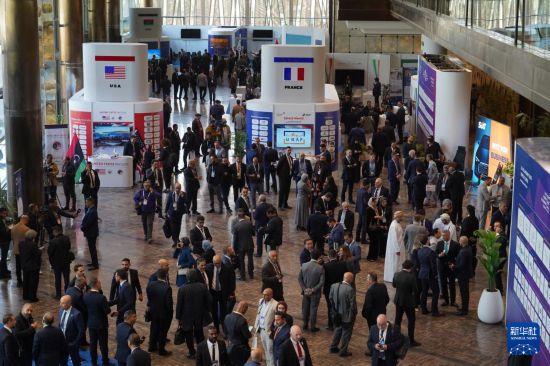 这是1月24日在利比亚首都的黎波里拍摄的第四届利比亚能源与经济峰会会场。新华社发（哈泽姆·图尔基亚摄）