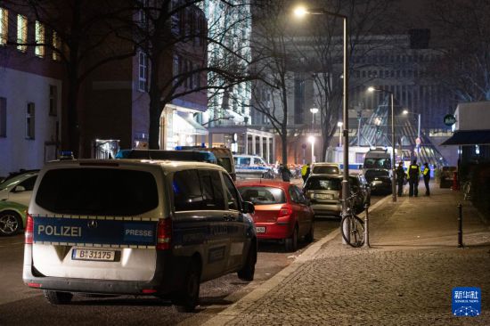 1月25日，警察在枪击事件现场附近工作。新华社记者 张豪夫 摄