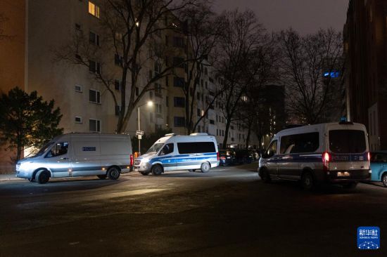 1月25日，警车停靠在枪击事件现场附近。新华社记者 张豪夫 摄