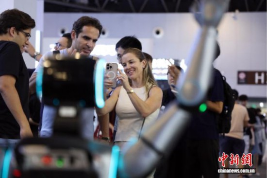 2025年7月，在上海举办的2025世界人工智能大会上，一款中国制造的机器人吸引外国观众。 中新社记者 汤彦俊 摄