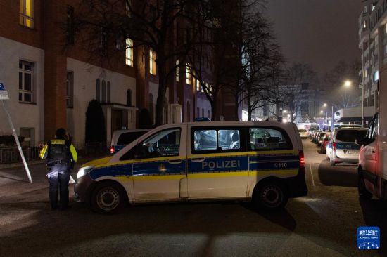 1月25日，警察封锁枪击事件现场附近街道。新华社记者 张豪夫 摄