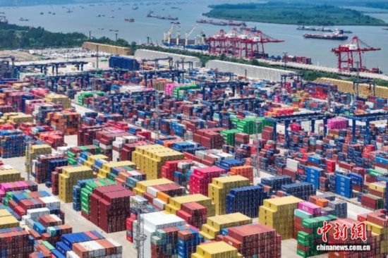 2025年7月14日，航拍长江沿线南京龙潭港进出口集装箱码头。(资料图) 中新社记者 泱波 摄