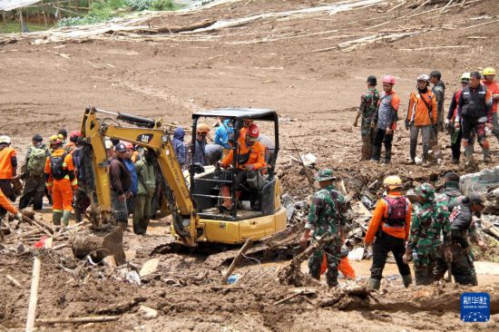 1月25日,在印度尼西亚西爪哇省西万隆县,救援人员在山体滑坡现场工作。新华社发(塞提安贾尔摄)