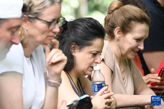 这是1月19日在马来西亚沙巴州东海岸城市山打根郊外的婆罗洲马来熊保育中心拍摄的游客。新华社记者 程一恒 摄