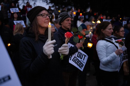 2026年1月25日，在美国加利福尼亚州旧金山，人们为亚历克斯·普雷蒂举行烛光悼念活动。新华社发（朱子于摄）