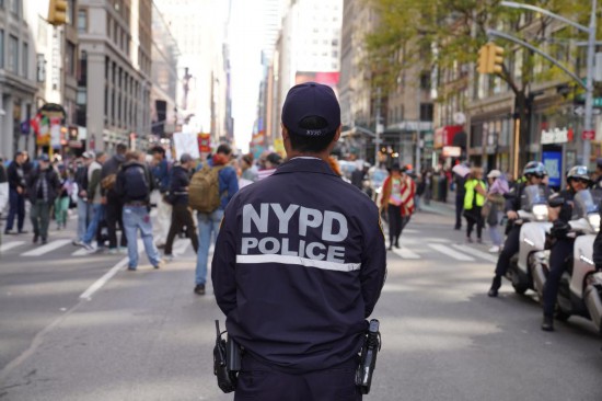 2025年10月18日，在美国纽约，警察在示威游行活动现场执勤。新华社记者张凤国摄