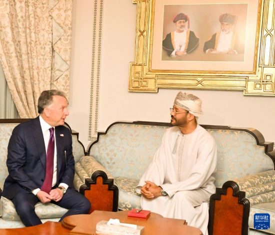 2月6日，在阿曼首都马斯喀特，阿曼外交大臣巴德尔（右）会见美国总统特使威特科夫。新华社发