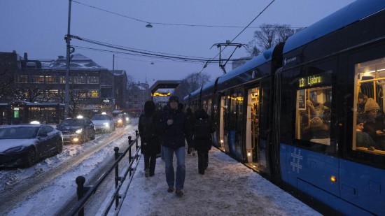 　　2025年1月6日，在挪威首都奥斯陆，乘客在雪中上下车。新华社记者张玉亮摄