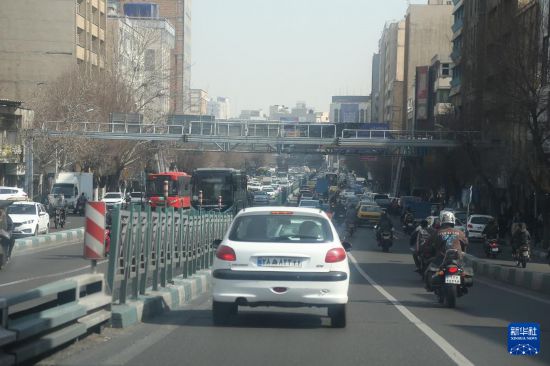 2月23日,车辆在伊朗首都德黑兰街头行驶。新华社记者 沙达提 摄