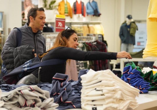 1月22日，在美国纽约一处购物中心，顾客查看价签。新华社记者张凤国摄