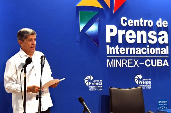 2月26日，在古巴首都哈瓦那，古巴外交部副部长德科西奥在记者会上通报有关情况。新华社发（华金·埃尔南德斯摄）