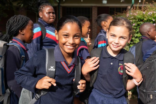 1月14日，在南非约翰内斯堡，学生在新学期第一天回到校园。新华社发（希拉兹·穆罕默德摄）