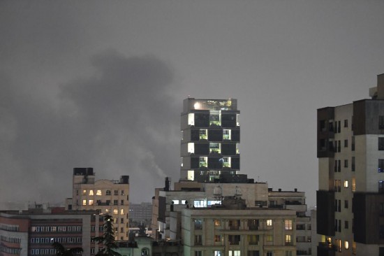 　　这是3月13日晚在伊朗首都德黑兰拍摄的空袭后的浓烟。新华社记者沙达提摄