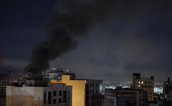 这是3月7日在伊朗首都德黑兰拍摄的遭空袭后产生的浓烟。新华社记者沙达提摄