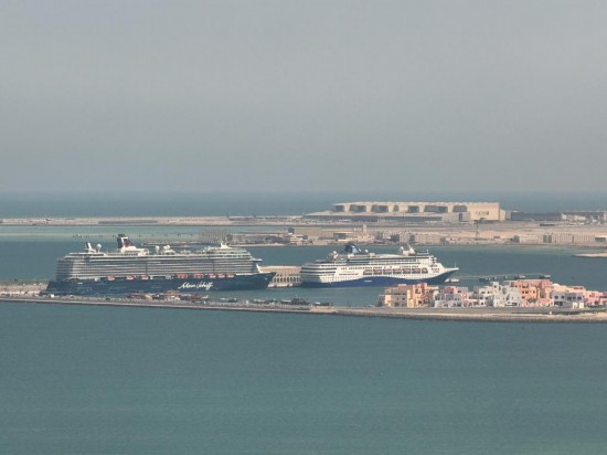 这是3月6日在卡塔尔首都多哈的港口拍摄的滞留的“迈希夫五号”邮轮(左)(手机照片)。新华社记者汪强摄