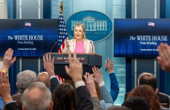3月10日,在美国首都华盛顿,白宫新闻秘书莱维特出席记者会。莱维特在记者会上说,美国海军目前没有护送任何油轮或其他船只通过霍尔木兹海峡。新华社发(李源清摄)