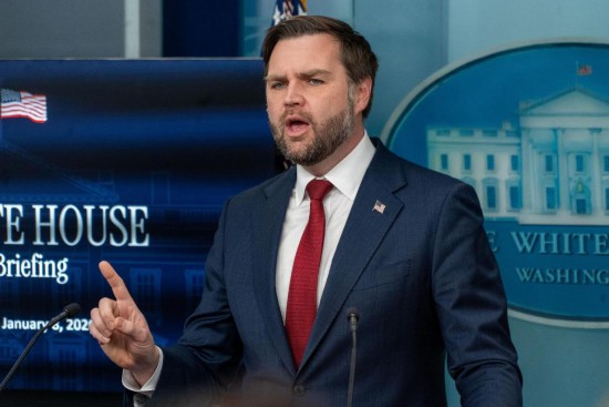 1月8日，在美国首都华盛顿白宫，美国副总统万斯回答记者提问。新华社发（李源清摄）