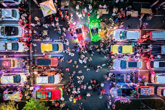 这是2025年12月22日凌晨在南非约翰内斯堡拍摄的装饰着节日彩灯的汽车（无人机照片）。新华社发（希拉兹·穆罕默德摄）