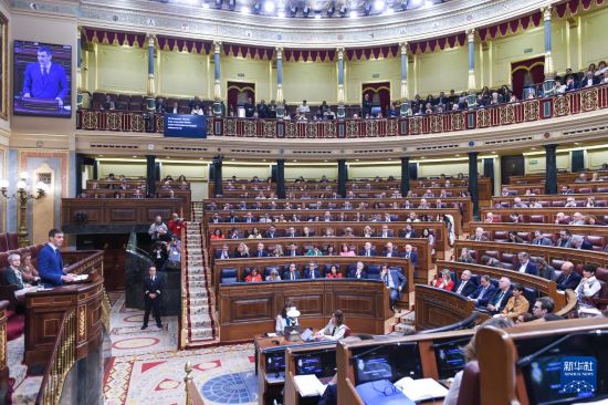 3月25日,在西班牙首都马德里,西班牙首相桑切斯在众议院发表讲话,重申西班牙政府始终坚持反对中东战争的立场。新华社发(古斯塔沃·巴连特摄)