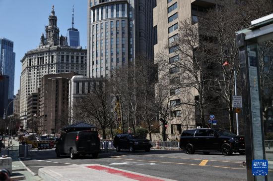 3月26日,载有马杜罗夫妇的车队离开美国纽约南区联邦地区法院。新华社发(周焕新摄)