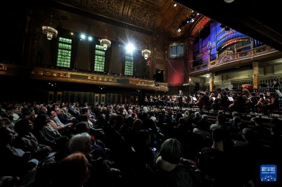 这是3月25日在匈牙利布达佩斯李斯特音乐学院拍摄的中匈友好交流音乐会现场。新华社发(鲍洛格·达维德摄)