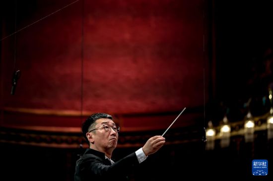 3月25日,在匈牙利布达佩斯,中国音乐学院院长李心草在中匈友好交流音乐上指挥。新华社发(鲍洛格·达维德摄)