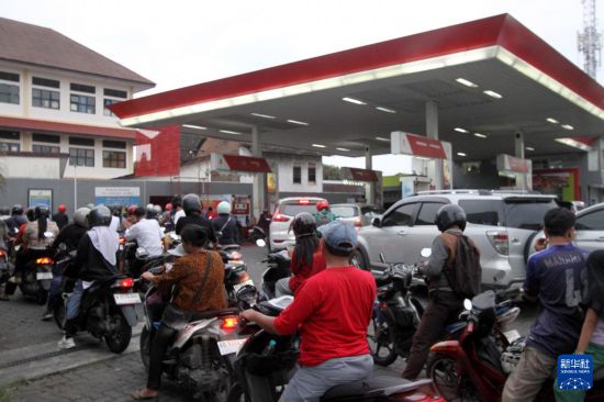 3月31日,人们在印度尼西亚梭罗一处加油站排队加油。新华社发(布拉姆摄)
