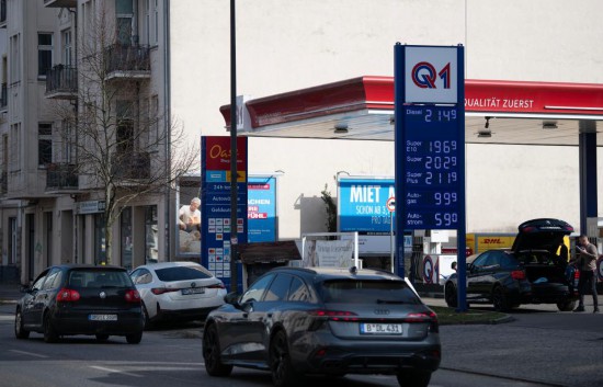 3月9日,车辆驶过德国首都柏林的一座加油站。新华社记者张豪夫摄