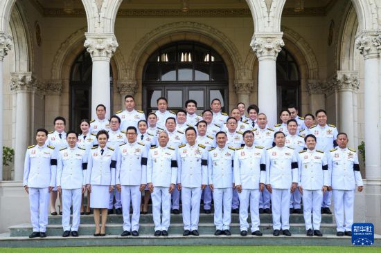 4月6日,泰国新一届内阁在位于曼谷的总理府合影。新华社发(拉亨摄)