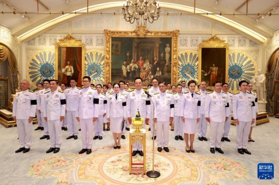 4月6日,泰国新一届内阁在曼谷律实宫觐见泰国国王玛哈·哇集拉隆功。新华社发(泰国王室宫务处供图)