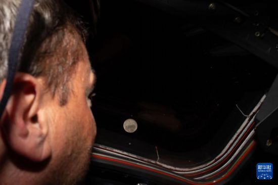 　4月6日，美国航空航天局宇航员里德·怀斯曼从执行“阿耳忒弥斯2号”载人绕月飞行任务的“猎户座”飞船上观看月球。新华社发（美国国家航空航天局供图）