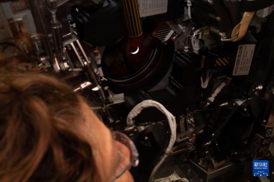 　4月6日，美国航空航天局宇航员克里斯蒂娜·科克从执行“阿耳忒弥斯2号”载人绕月飞行任务的“猎户座”飞船上观看地球。新华社发（美国国家航空航天局供图）