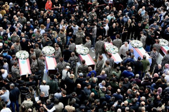 4月11日,在黎巴嫩西顿市,人们参加遭以军空袭丧生的13名安全人员的葬礼。新华社发(阿里·哈希绍 摄)