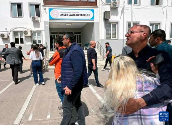 4月15日,人们聚集在土耳其卡赫拉曼马拉什省发生枪击事件的中学校园等待消息。新华社发(穆斯塔法·卡亚摄)