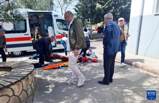 4月15日,在土耳其卡赫拉曼马拉什省一所中学的枪击事件现场,急救人员在抢救受伤人员。新华社发(穆斯塔法·卡亚摄)