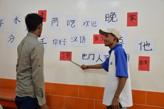 　2025年4月20日，在也门亚丁，学生参加联合国中文日活动。新华社发