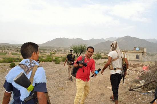 2019年7月3日，穆拉德·阿卜杜（中）在也门达利阿省采访。新华社发