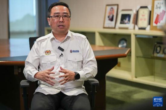 4月29日，在马来西亚吉隆坡，马来西亚科技与创新部长郑立慷接受新华社记者专访。新华社记者 陈泽国 摄