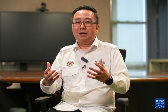 　4月29日，在马来西亚吉隆坡，马来西亚科技与创新部长郑立慷接受新华社记者专访。新华社记者 陈泽国 摄