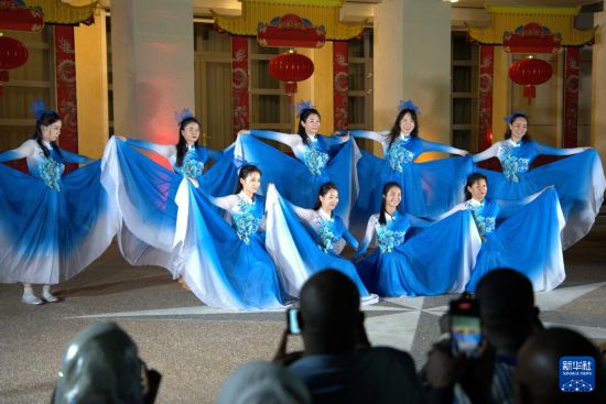 5月4日,中国驻多哥大使馆青年外交官在多哥首都洛美举行的中多青年大联欢活动中表演。新华社记者 司源 摄