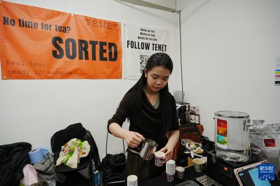 5月17日,在英国伦敦杜鲁门啤酒厂旧址举办的伦敦咖啡节上,现代中国纯茶品牌“源点”创始人金璐莎在展位倒茶。新华社记者 赵家淞 摄