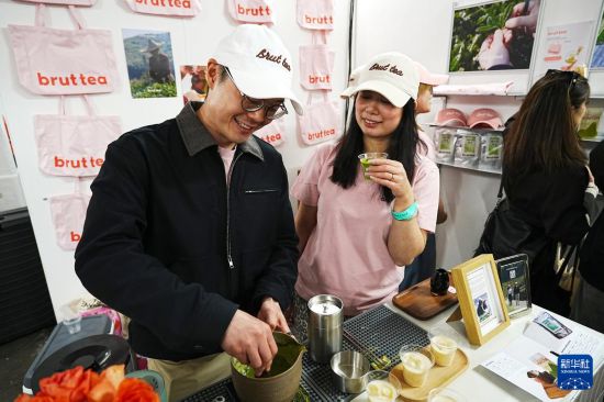 5月17日,在英国伦敦杜鲁门啤酒厂旧址举办的伦敦咖啡节上,茶品牌“不如吃茶”创始人周启贤和丁江村研制抹茶。新华社记者 赵家淞 摄
