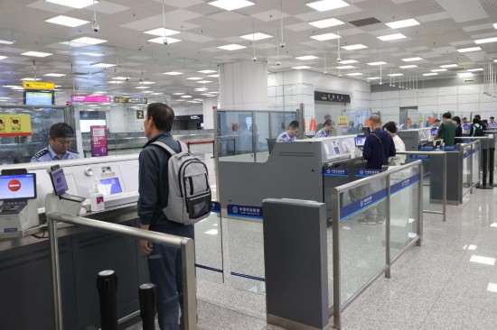 多名旅客在郑州航空口岸办理出入境边防检查手续（2026年4月29日摄）。新华社发