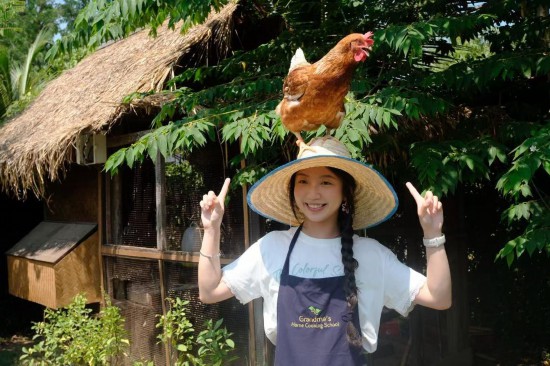 贵州女孩梁妤在泰国清迈体验当地特色厨房兴趣班（资料照片）。新华社发
