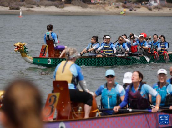 5月16日，在美国加利福尼亚州圣迭戈，选手们参加龙舟节。新华社发（邱晨摄）