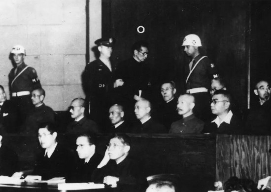 日本战犯等在东京审判现场(资料照片)