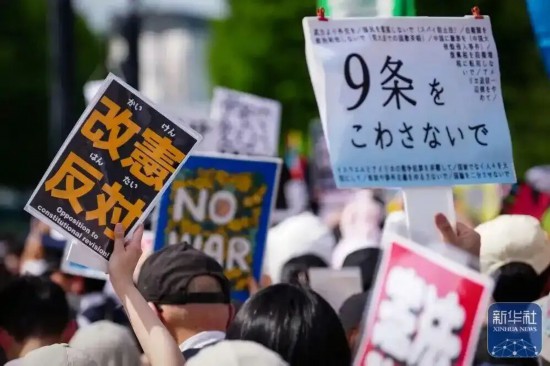 当地时间4月19日,人们在位于日本东京的国会议事堂周围参加抗议活动,呼吁守护和平宪法。图源:新华社