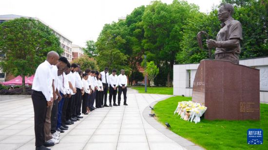 5月22日,湖南农业大学学生在隆平园缅怀袁隆平。新华社发(郭慧摄)