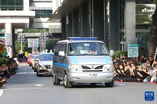 6月13日，在泰国曼谷朱拉隆功国王纪念医院，民众在载有帕查拉吉迪雅帕公主遗体的灵车路线旁悼念。新华社发（拉亨摄）